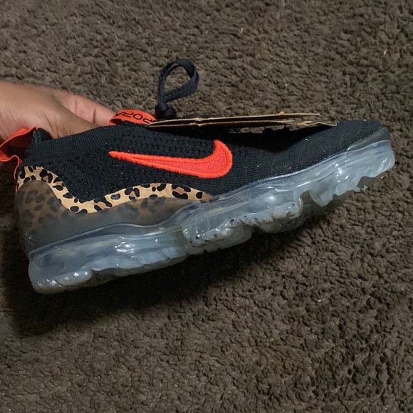 I am selling a pair of shoes I ordered online that have never been worn.